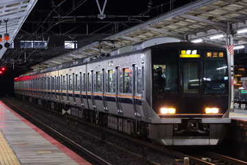 JR西日本321系D34編成を山科駅で撮影した画像