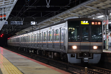 JR西日本207系S65編成を山科駅で撮影した画像