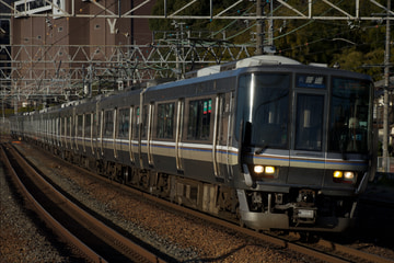 JR西日本223系V15編成を山崎駅で撮影した画像