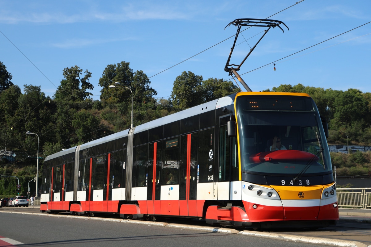 Dopravní podnik hl. m. Prahy  Škoda 15T7 ForCity Alfa Praha 9438