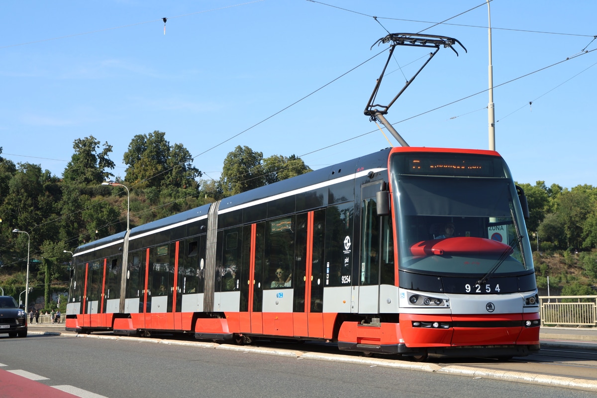 Dopravní podnik hl. m. Prahy  Škoda 15T 9254
