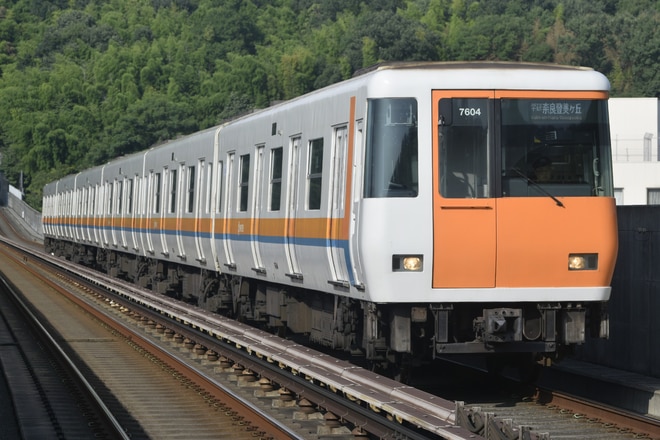 東花園検車区東生駒車庫7000系HL04を学研北生駒駅で撮影した写真