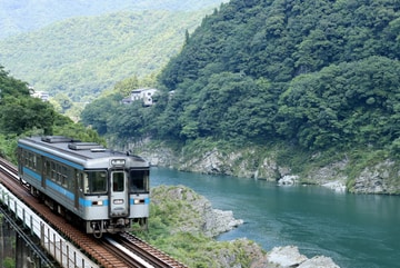 JR四国1000形1014を三縄～祖谷口間で撮影した画像