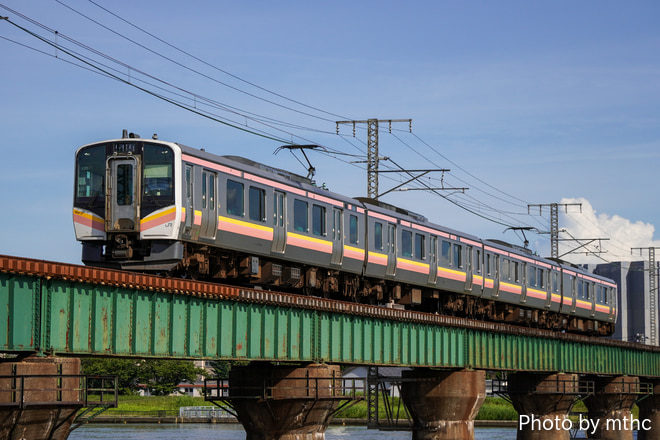 新潟車両センターE129系ニイB20編成を白山～上所間で撮影した写真