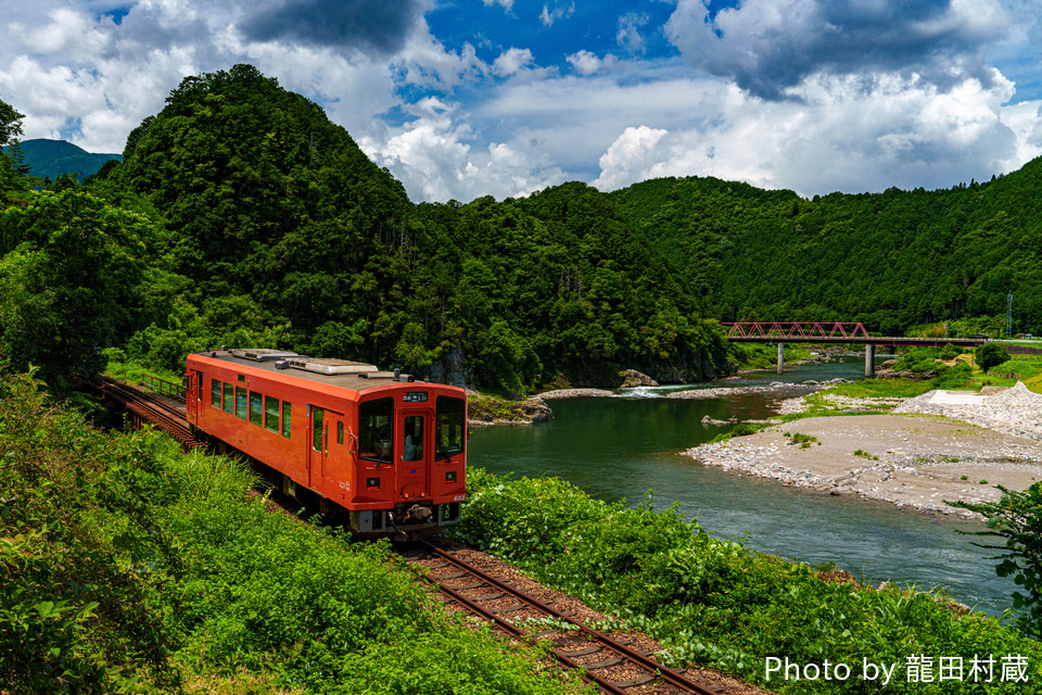 鉄板の絶景撮影地 相生駅-郡上八幡駅
長良川沿いを走る県道61号線の相生駅よりが撮影地。道幅は狭いのですが、車の往来はほとんどなく、近くに退避帯があり、車をおくこともできました。