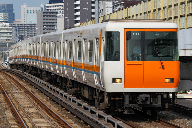 五位堂検修車庫7020系7121Fを九条駅で撮影した写真