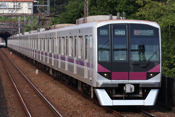 東京メトロ08系08-102Fを田奈駅で撮影した画像