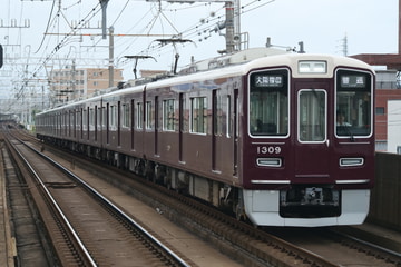 阪急電鉄1300系1309Fを上新庄駅で撮影した画像