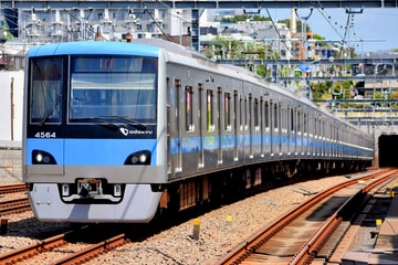 小田急電鉄4000形4064Fを梅ケ丘駅で撮影した画像
