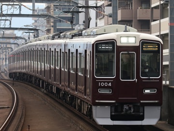阪急電鉄1000系1004Fを岡町駅で撮影した画像