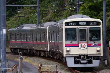 京王電鉄7000系7421Fを多摩動物公園駅で撮影した画像