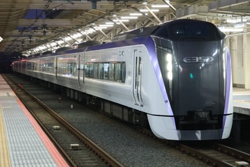 JR東日本E353系モトS115編成を国立駅で撮影した画像