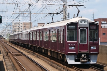 阪急電鉄9300系9304Fを上新庄駅で撮影した画像