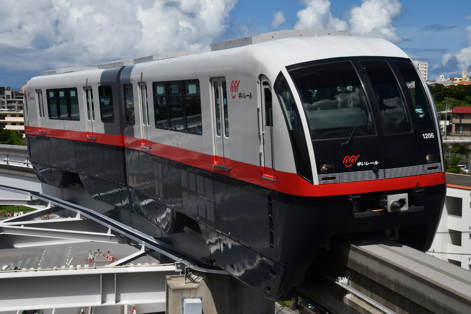 沖縄都市モノレール 1000形 06編成の写真