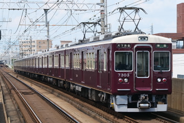 阪急電鉄7300系7303Fを上新庄駅で撮影した画像