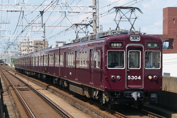 阪急電鉄5300系5304Fを上新庄駅で撮影した画像