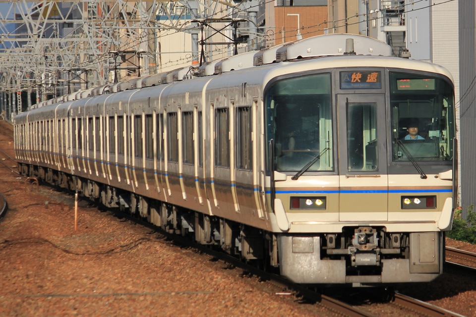 JR西221系B7編成<br class="br-sp" />(ホシB7編成)の写真