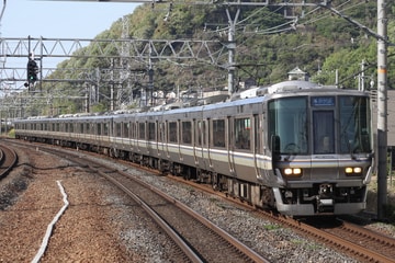 JR西日本223系V18編成を島本駅で撮影した画像