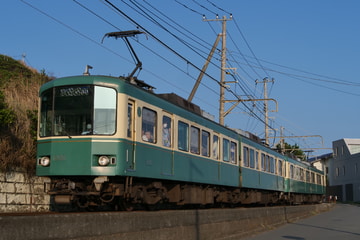 江ノ島電鉄1000形1001Fを稲村ヶ崎～七里ケ浜間で撮影した画像