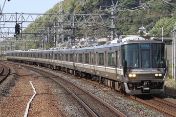 JR西日本223系V51編成を島本駅で撮影した画像