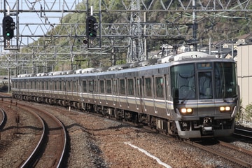JR西日本223系V33編成を島本駅で撮影した画像
