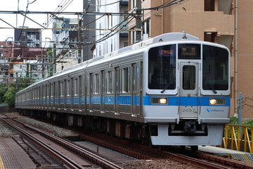 小田急電鉄2000形2057fを参宮橋～南新宿間で撮影した画像