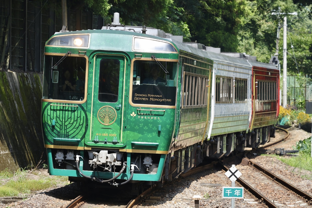 JR四国 高松運転所 キロ185系 1001