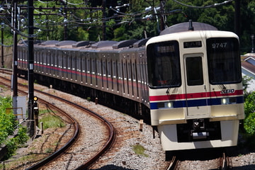 京王電鉄9000系9747Fを稲城駅で撮影した画像
