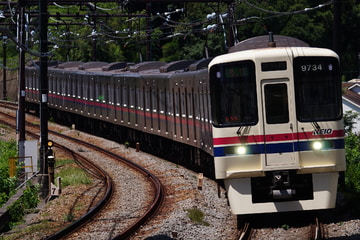 京王電鉄9000系9734Fを稲城駅で撮影した画像