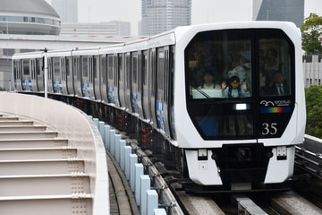 ゆりかもめ7300系7351Fをお台場海浜公園駅で撮影した画像