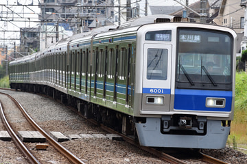 西武鉄道6000系6101Fを航空公園駅で撮影した画像