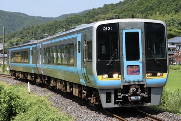 JR四国2000系2121を影野～土佐久礼間で撮影した画像