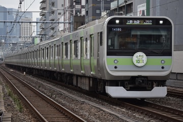 JR東日本E235系トウ44編成を御徒町駅で撮影した画像