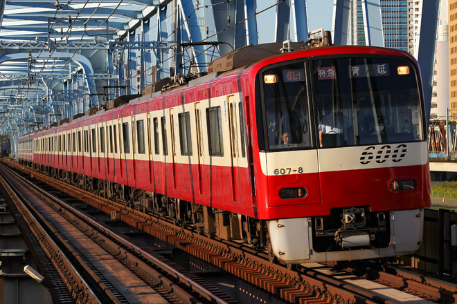 車両管理区600形607Fを六郷土手駅で撮影した写真