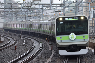 JR東日本E235系トウ44編成を御徒町駅で撮影した画像
