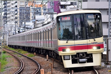 京王電鉄8000系8704Fを聖蹟桜ヶ丘～百草園間で撮影した画像