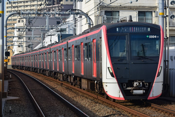 東京都交通局5500形5504編成を大森町駅で撮影した画像