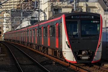 東京都交通局5500形5518Fを大森町駅で撮影した画像