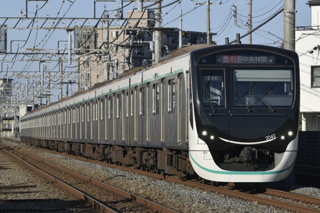 田園都市線2020系2142Fを大袋～北越谷間で撮影した写真