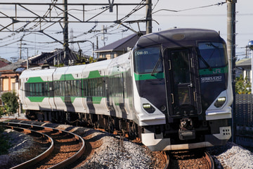 JR東日本E257系オオOM-51編成を鴻巣～北鴻巣間で撮影した画像