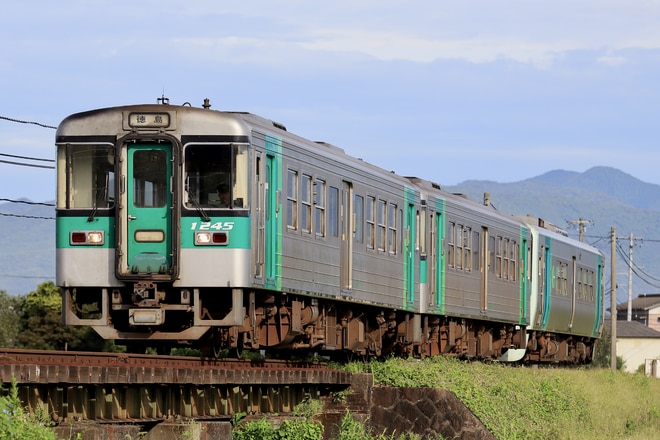 徳島運転所1200形1245を牛島～下浦間で撮影した写真