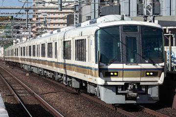 JR西日本221系NA407編成を大正駅で撮影した画像