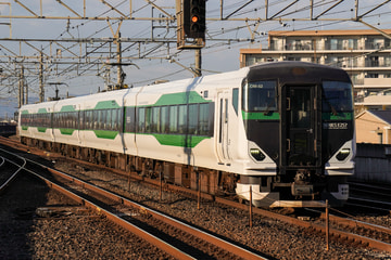 JR東日本E257系オオOM-52編成を古河駅で撮影した画像