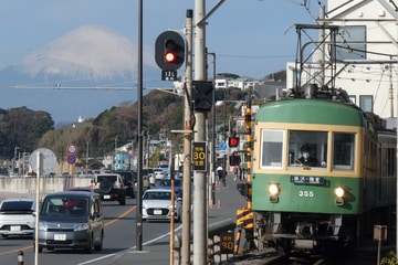 江ノ島電鉄300形305Fを鎌倉高校前～七里ケ浜間で撮影した画像