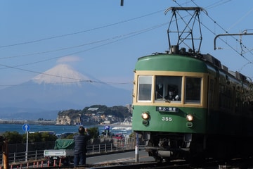 江ノ島電鉄300形305Fを七里ヶ浜～稲村ヶ崎間で撮影した画像