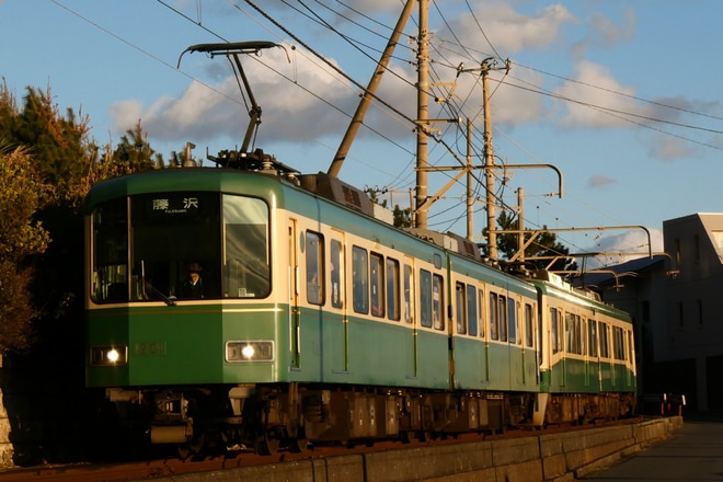 極楽寺検車区1000形1201Fを稲村ヶ崎～七里ヶ浜間で撮影した写真