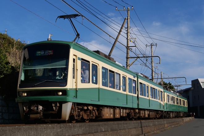 極楽寺検車区2000形2003Fを稲村ヶ崎～七里ヶ浜間で撮影した写真