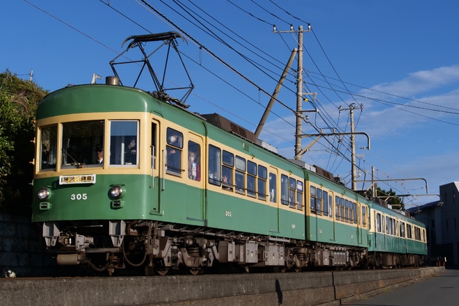 極楽寺検車区300形305Fを稲村ヶ崎～七里ヶ浜間で撮影した写真