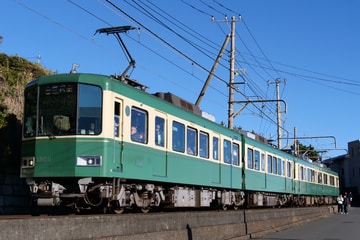 江ノ島電鉄1000形1501Fを稲村ヶ崎～七里ヶ浜間で撮影した画像