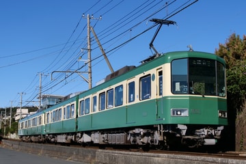 江ノ島電鉄1000形1501Fを稲村ヶ崎～七里ヶ浜間で撮影した画像